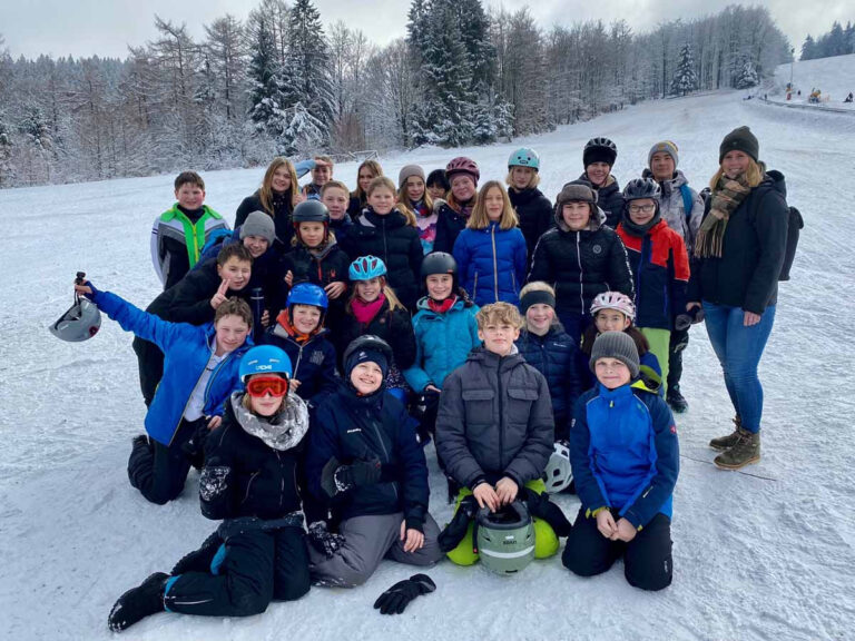 Gemeinsam machten Fünfer und Siebtklässler des Gymnasiums St. Christophorus einen Ausflug auf die Pisten im Sauerland. Foto: privat