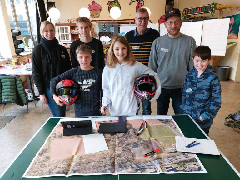Gemeinsam erarbeiteten die Jugendlichen mit Unterstützung aus dem Jugendamt und Jan Becker (hinten, ganz rechts) wichtige Grundlagen für ihren geplanten Bike-Park. Foto: Wagner