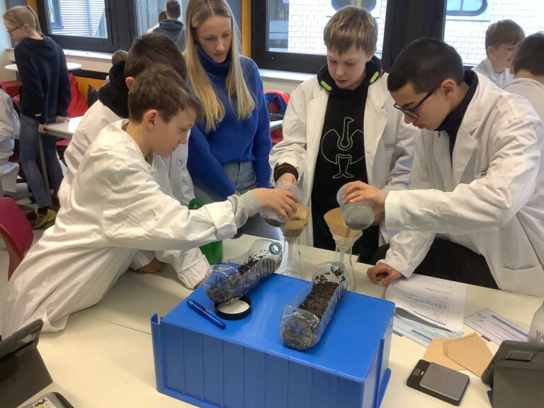 Schülerinnen und Schüler der Stufe 7 experimentierten gemeinsam mit Studierenden der Uni Münster zum Thema Erosion. Foto: AFG