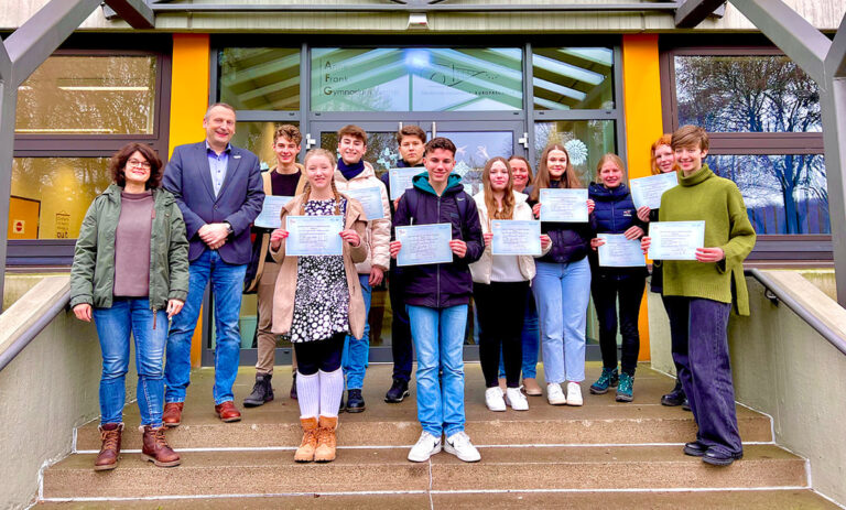 Ende des vergangenen Jahres erhielten 13 Schülerinnen und Schüler des Anne-Frank-Gymnasium ihre Auszeichnungen für hervorragende Französisch-Kenntnisse. Foto: AFG