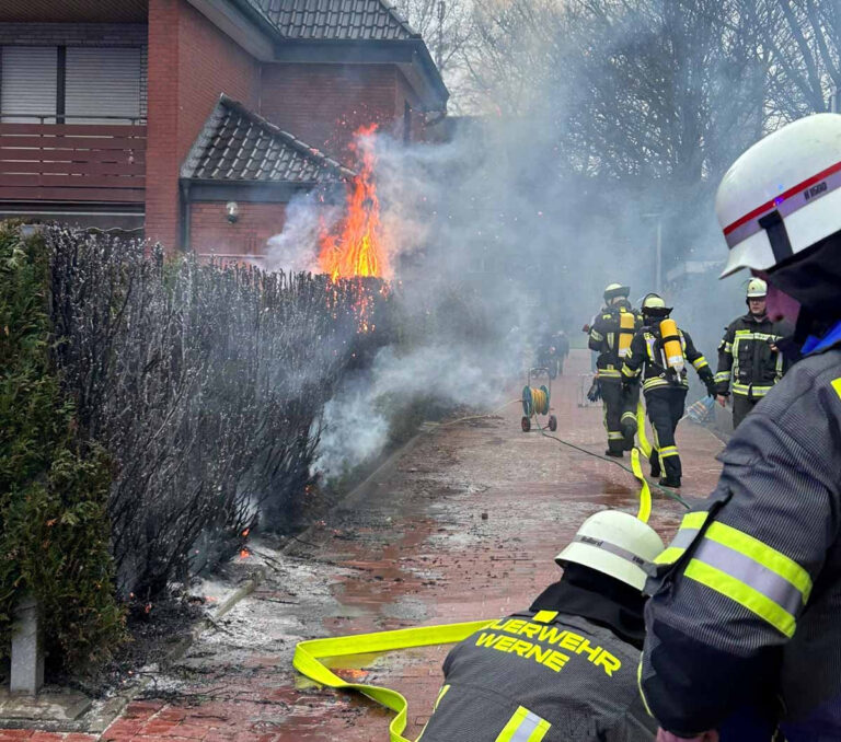 Ein Heckenbrand im Beckingshof in Werne alarmierte die Feuerwehr am Neujahrstag. Foto: Feuerwehr Werne