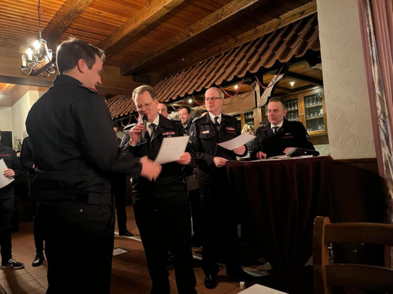 Auch Beförderungen und Auszeichnungen standen auf der Tagesordnung beim Jahresfest des Löschzuges Stockum. Foto: Feuerwehr Werne