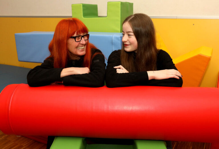 Eleonore Neumann mit ihrer ehemaligen Schülerin Johanna Glowacki im Bewegungsraum des Schulanbaus. Foto: Volkmer