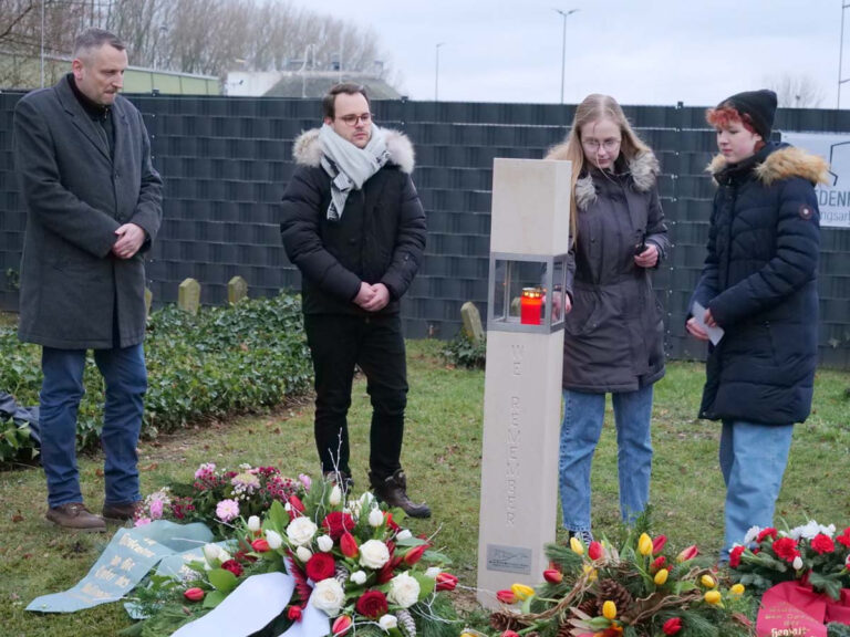 Bei der Gedenkveranstaltung am Südring enthüllte Marcel Damberg, Schulleiter des AFG, gemeinsam mit dem Geschichtslehrer Johannes-Joachim Brysch und Schülerinnen der WEREmember-AG eine Lichtstele zum Gedenken an in Werne verstorbenen Zwangsarbeiter. Foto: Schwarze