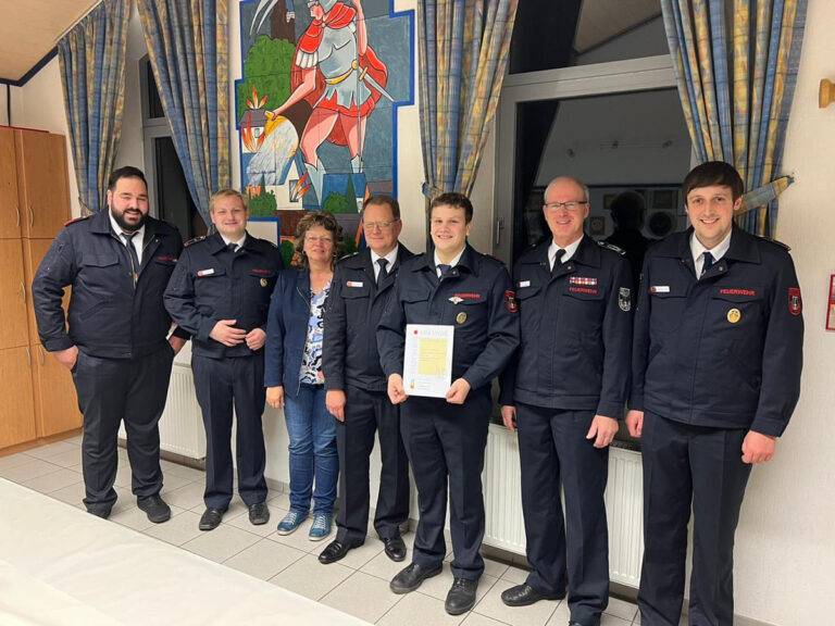 Bei der Löschgruppe Holthausen standen im Beisein von Dezernentin Kordula Mertens auch Beförderungen auf der Tagesordnung. Foto: Feuerwehr Werne