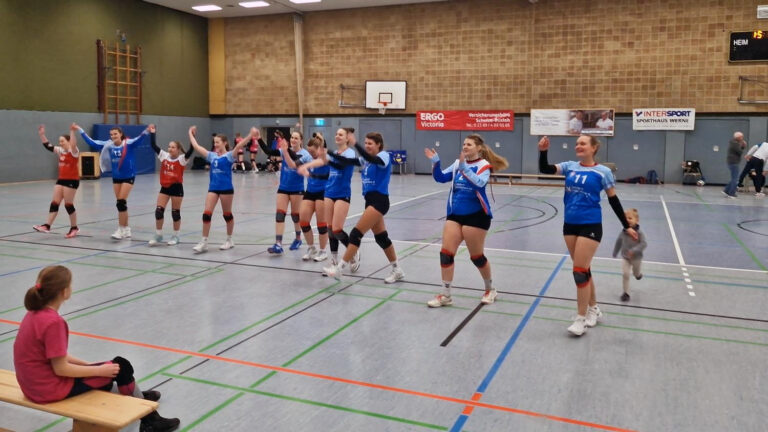 Jubeln durften die Oberliga-Volleyballerinnen des TV Werne nach dem nächsten überzeugenden Heimsieg. Foto: Kollhoff