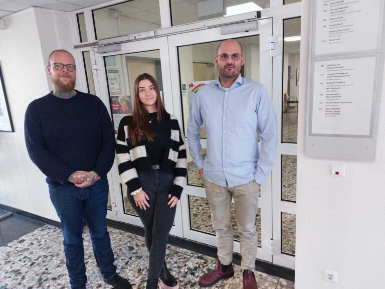 Jugendamtsleiter Maik Rolefs (rechts) informiert zusammen mit Vanessa Leven und Markus Niebuhr über ehrenamtliche Vormundschaften. Foto: Wagner