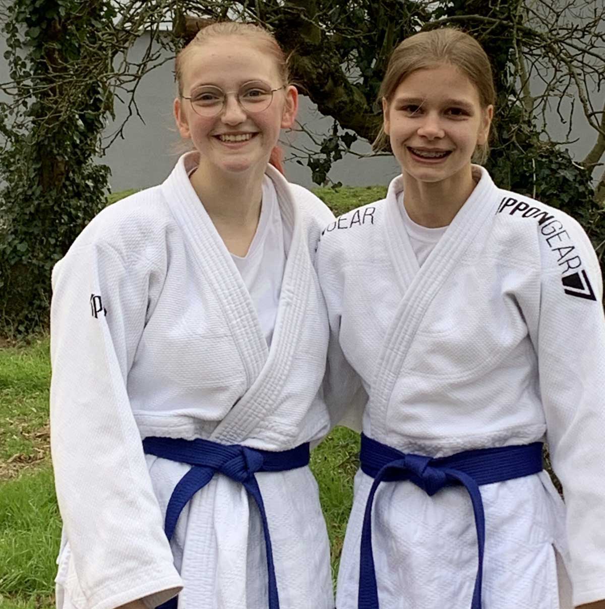 Lea Konert (links), hier mit Teamkollegin Jule Rüschenschmidt, startete erstmals bei den Deutschen Jugendmeisterschaften im Judo. Foto: privat