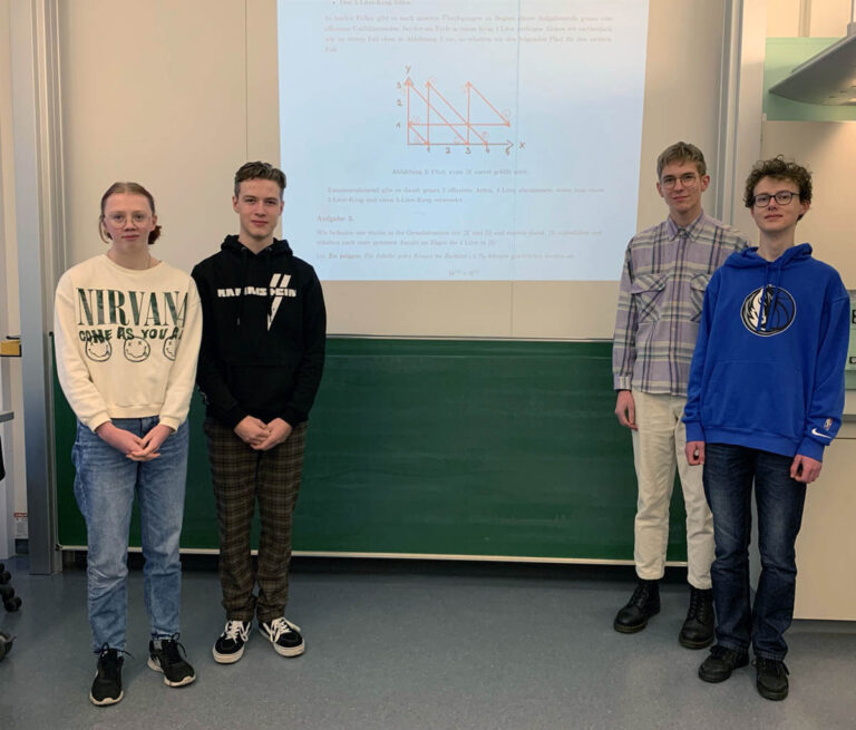 Die AFG-Schüler Melanie Overhage, Hans Erik Niemitz, Anton Mors und Moritz Bußkamp überzeugten beim Mathematik-Wettbewerb. Foto: AFG