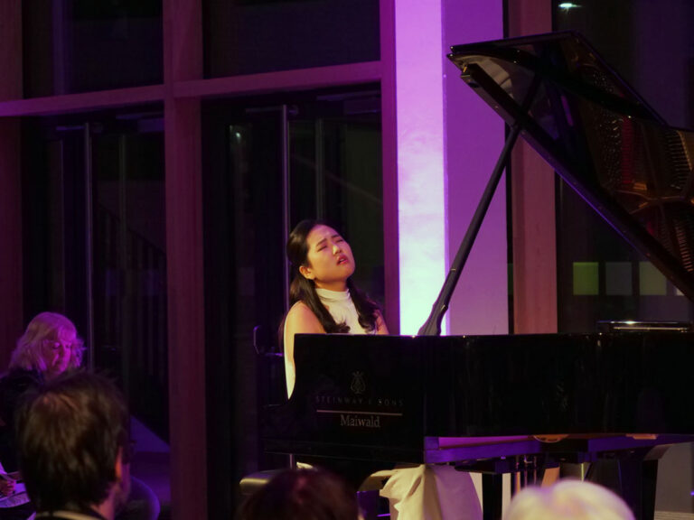 A Jin Sohn interpretierte Werke von Schumann, Beethoven und Chopin mit authentischen Emotionen. Die junge südkoreanische Pianistin trat im Rahmen Kammerkonzertreihe der Musikfreunde Werne im Foyer der Marga-Spiegel-Schule auf. - Foto: Schwarze