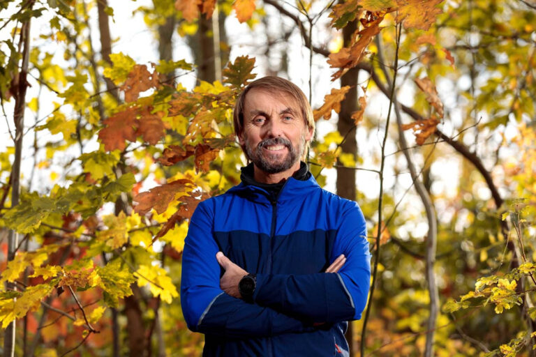 31 Mal ist Tobias Breer im Jahr 2022 bei Marathon- und Ultra-Läufen gestartet, um mehr als 110.000 Euro für den guten Zweck zu sammeln. Ein Höhepunkt war der Marathon in Togo. 2023 wird der Duisburger nun in Tokio laufen – und damit eine eindrucksvolle Serie abschließen. Foto: Daniel Elke