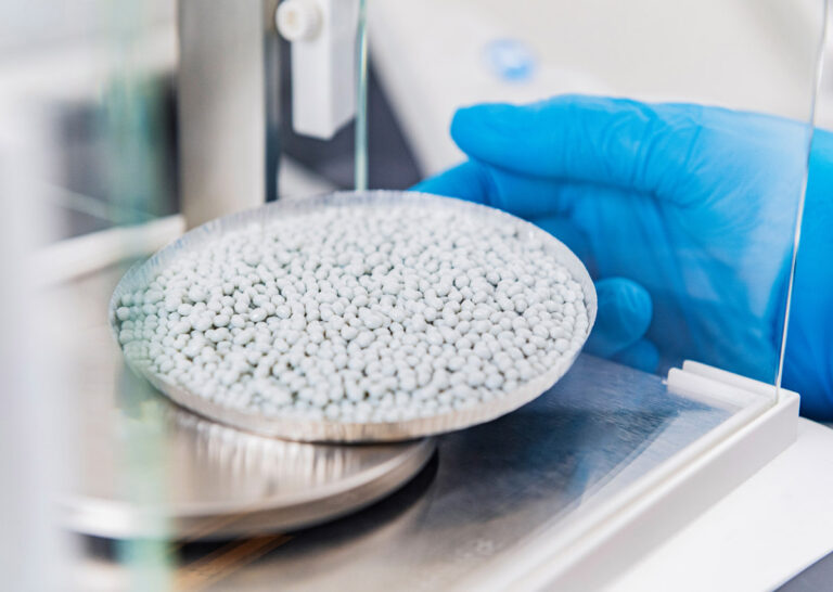 Erst vor zwei Jahren expandierte RCS und begann die zuvor aus Pfandflaschen hergestellten PET-Flakes zu einem hochwertigen Regranulat für die Lebensmittel- und Getränkeindustrie aufzubereiten. Foto: Photographie Susanne Kästner
