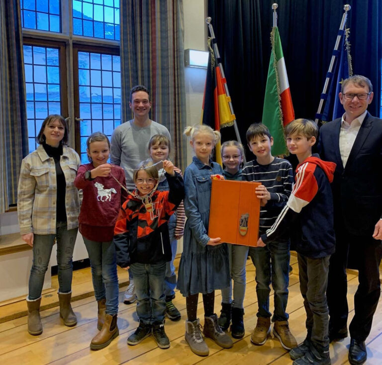 Die Klassensprecher/innen der Stockumer Grundschule löcherten Bürgermeister Lothar Christ während einer fiktiven Ratssitzung mit Fragen. Foto: Stadt Werne