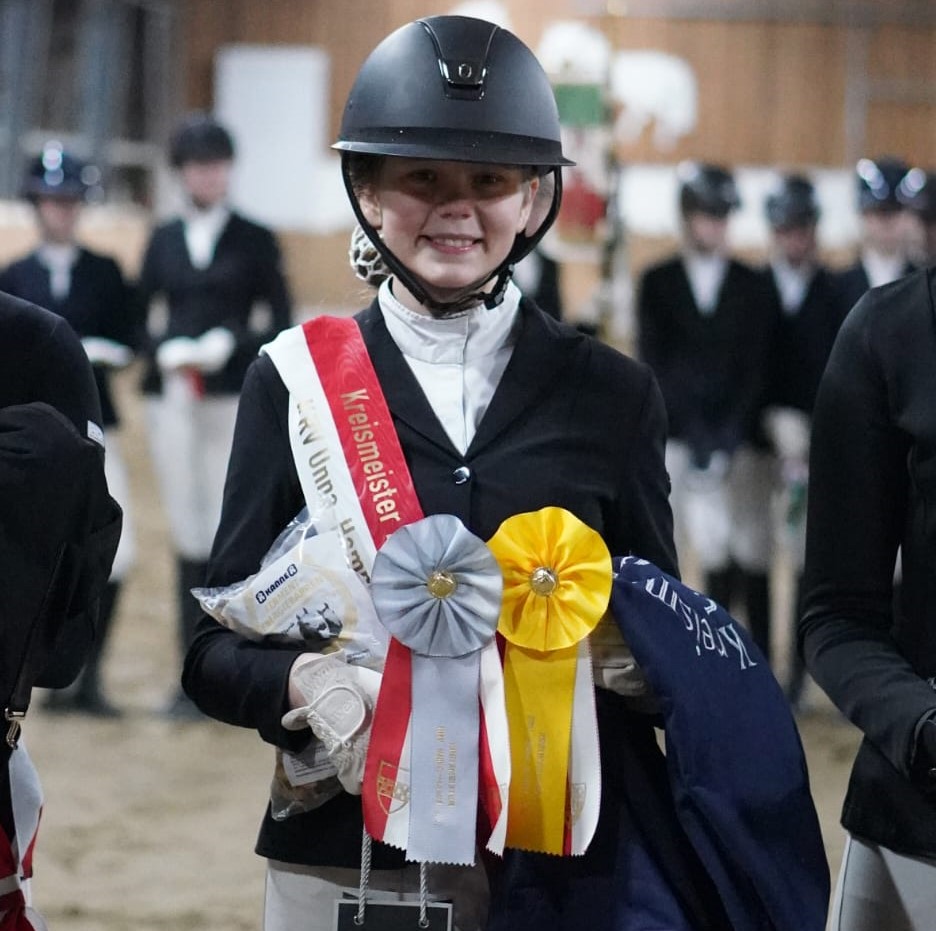 Gold mit der Pony-Mannschaft, Silber in der Einzelwertung: Marie Schwert räumte bei den Jugend-Kreismeisterschaften richtig ab. Foto: privat