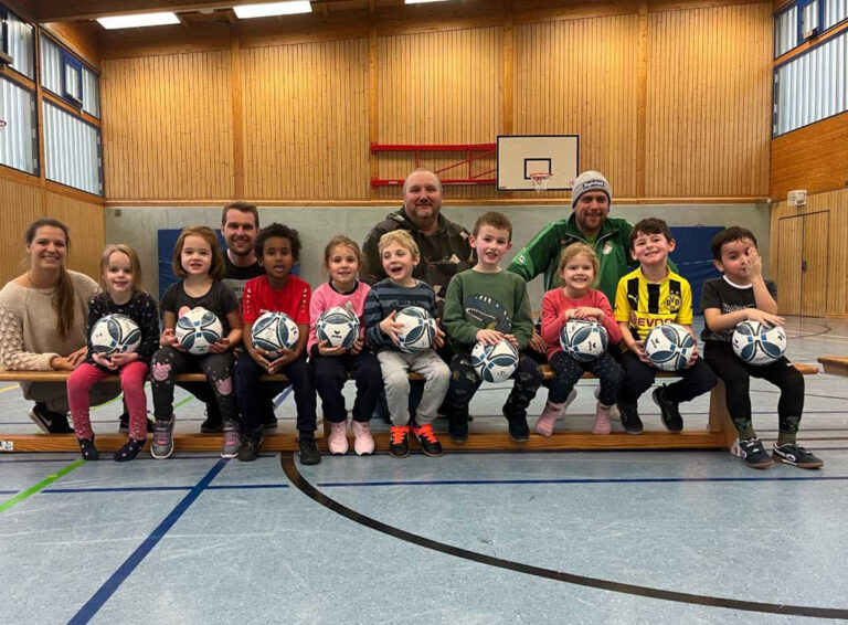 Kinder der Evangelischen Kita Jona spielen jetzt einmal in der Woche Fußball beim SV Stockum. Foto: privat