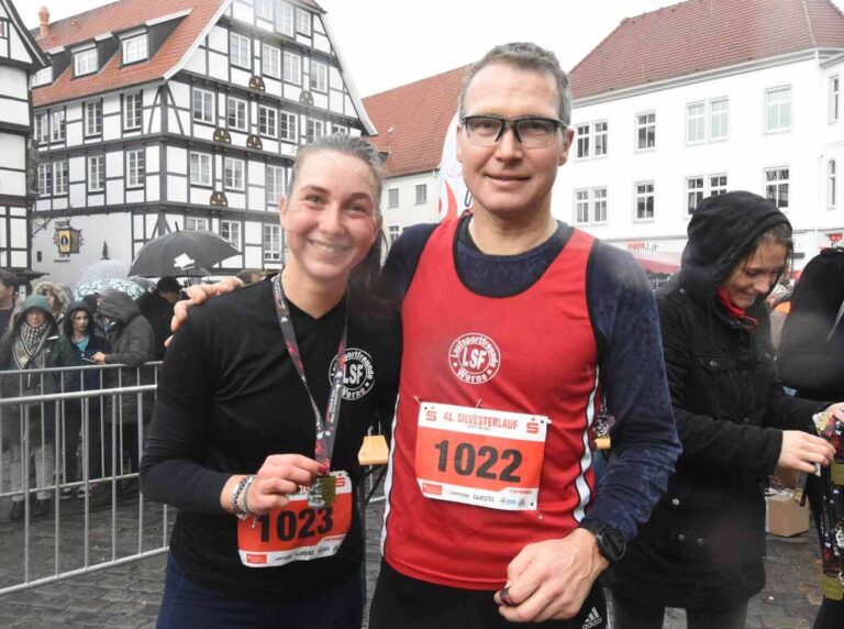 Jürgen Teicher (LSF Werne) war beim Silvesterlauf von Werl nach Soest gemeinsam mit Tochter Helena unterwegs. Foto: Zöllner