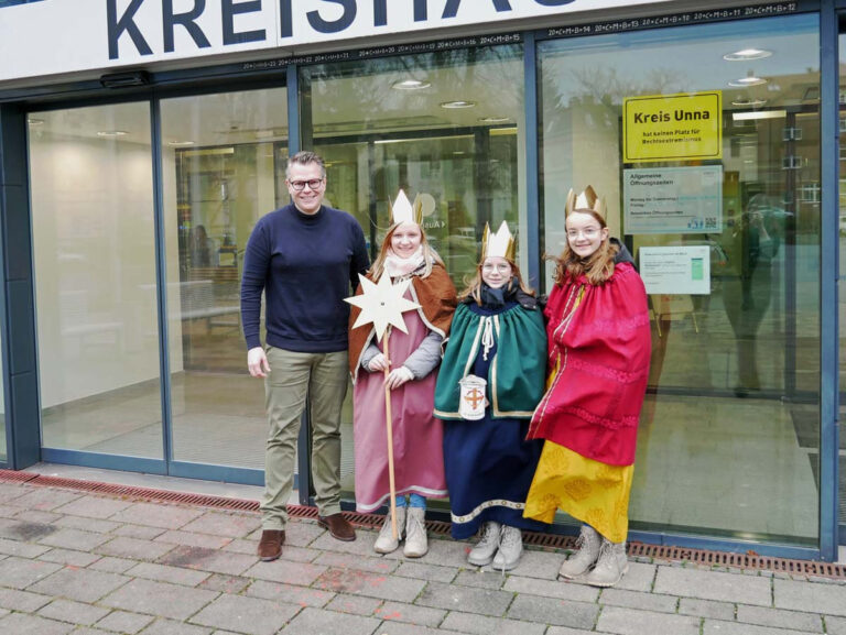 Kreisdirektor Mike-Sebastian Janke empfing die Sternsinger. Foto: Leonie Bleimling - Kreis Unna