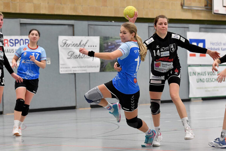 Mit drei Toren kurz nach dem Seitenwechsel sorgte Janina Schöpper beim Spielstand von 15:11 für eine Vier-Tore-Führung der TV-Damen. Foto: MSW