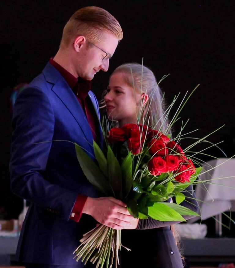Romantischer Moment beim Tanzturnier in Werne: Maryam Reher und Jannis Till sind nicht nur ein Paar auf dem Tanzparkett. Er machte seiner Partnerin einen Heiratsantrag. Fotos: privat