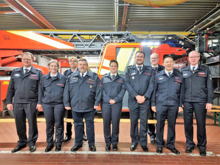 Feuerwehr-Chef Thomas Temmann (ganz links) und sein Stellvertreter Jörg Mehringskötter (ganz rechts), hier während der Jahresversammlung des Löschzuges 1, führen seit vielen Jahren die freiwilligen Einsatzkräfte. Foto: Feuerwehr Werne
