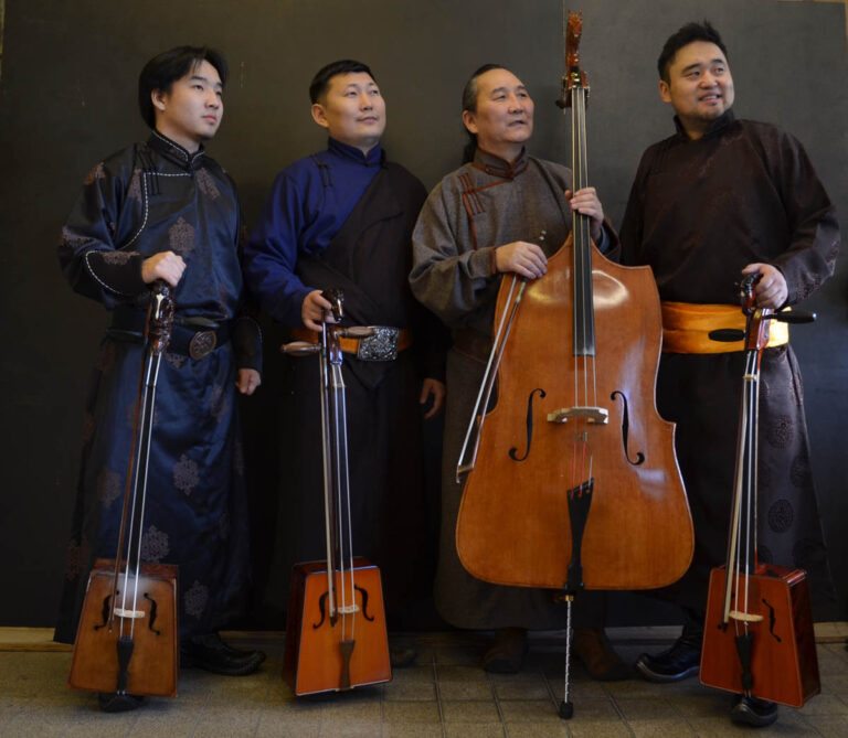 Die Gruppe "Tengerton" aus der Mongolei - das sind vier virtuose Musiker, die mittlerweile in Deutschland leben und professionell ihre Musik des Genres Worldmusic betreiben. Foto: D. Sampil