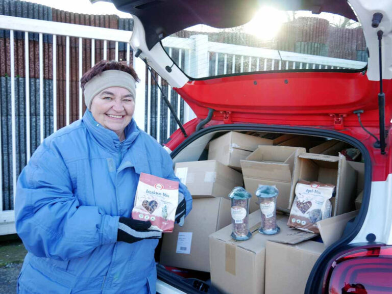 Freude bei Andrea Garthe, Vorsitzende der Tiertafel, über eine Kofferraum-Ladung voller gespendeter Preise für die Verlosung des Sommerfestes. Foto: Gaby Brüggemann