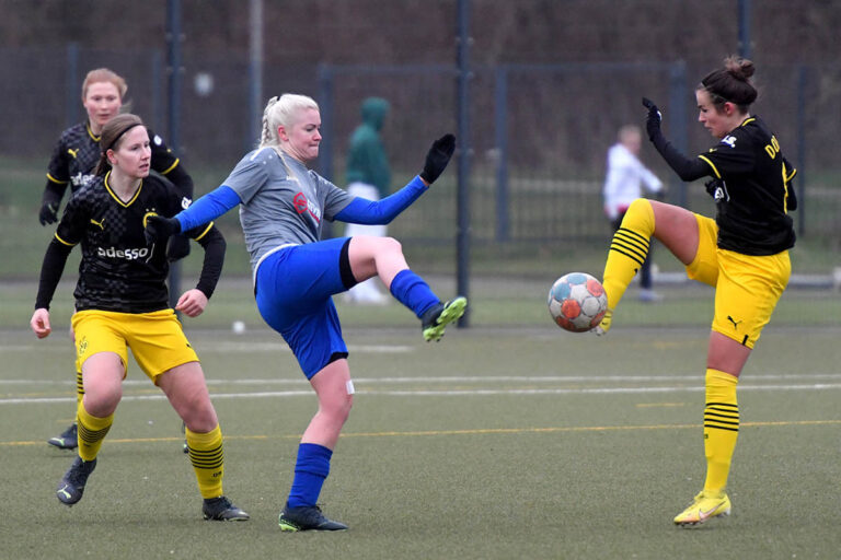 WSC-Angreiferin Eva Maria Haker (Mitte) hat in dieser Szene keine Chance, an den Ball zu kommen. Links beobachtet Lisa Timmermann den Zweikampf. Foto: MSW