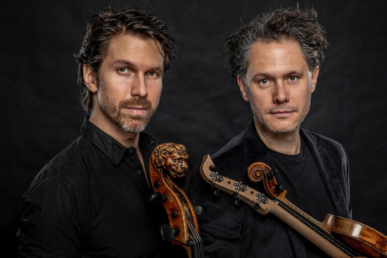 Matthias Bartolomey (Cello) und Klemens Bittmann (Geige, Mandola) werden die Zuhörer beim Konzert der Musikfreunde an die Grenze zwischen Klassik und Jazz-Rock-Pop führen. Foto: Stephan Doleschal