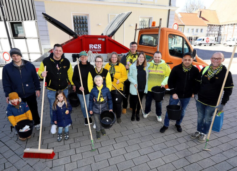 Zahlreiche Gruppen wie die BVB Supporters beteiligen sich an der Frühjahrsputzaktion der Stadt Werne. Archivfoto: Volkmer