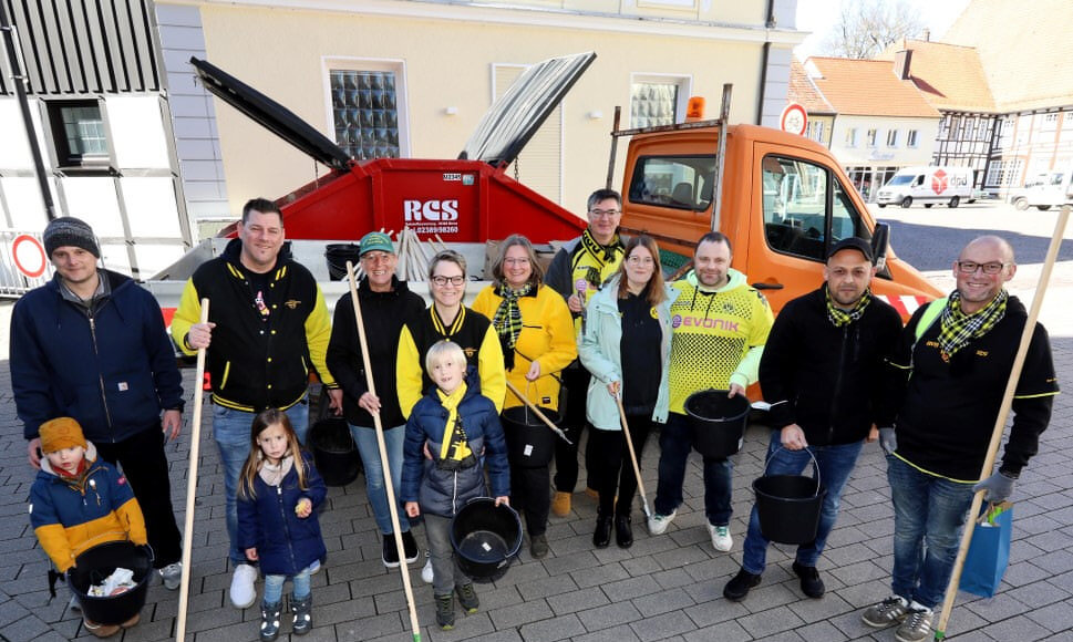 Zahlreiche Gruppen wie die BVB Supporters beteiligen sich an der Frühjahrsputzaktion der Stadt Werne. Archivfoto: Volkmer