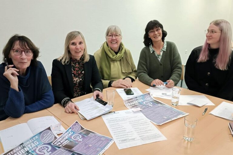 Schlussbesprechung für die Aktionswoche zum Internationalen Frauentag 2023. Insgesamt gibt es neun Kooperationspartner und zehn Veranstaltungen. Foto: Constanze Rauert