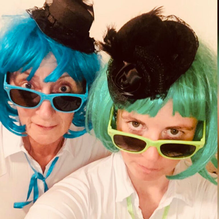 Julia Klunkert (r.) und Irmgard Schlierkamp laden zum Theaterworkshop ein. Foto: Julia Klunkert