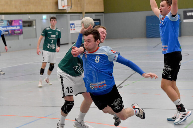 Trotz massiver Gegenwehr kann Jan Behler zum Sprungwurf ansetzen.. Foto: MSW