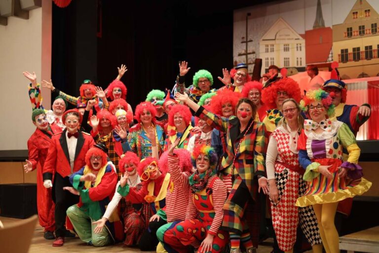 Ausgelassene Stimmung herrschte nach drei Jahren Corona-Pause beim Kolpingkarneval Hol di fast. Foto: Isabel Schütte