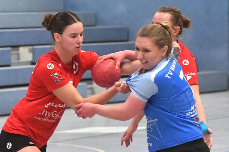 Arabella Majchrzak setzt sich gegen zwei Abwehrspielerinnen durch. Foto: MSW