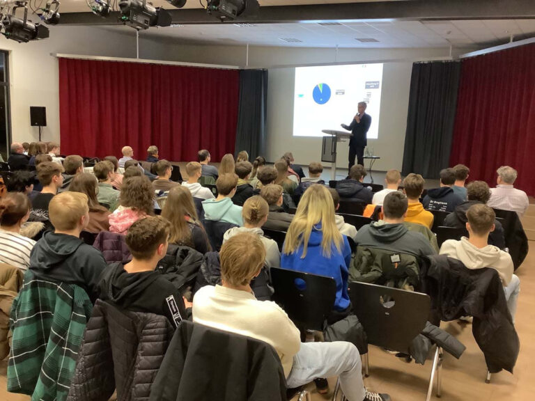 Aber wer soll die Energiewende eigentlich umsetzen? Professor Neumann erläuterte den angehenden Abiturienten, wie unerlässlich hierzu gut ausgebildete Fachkräfte seien. Foto: AFG