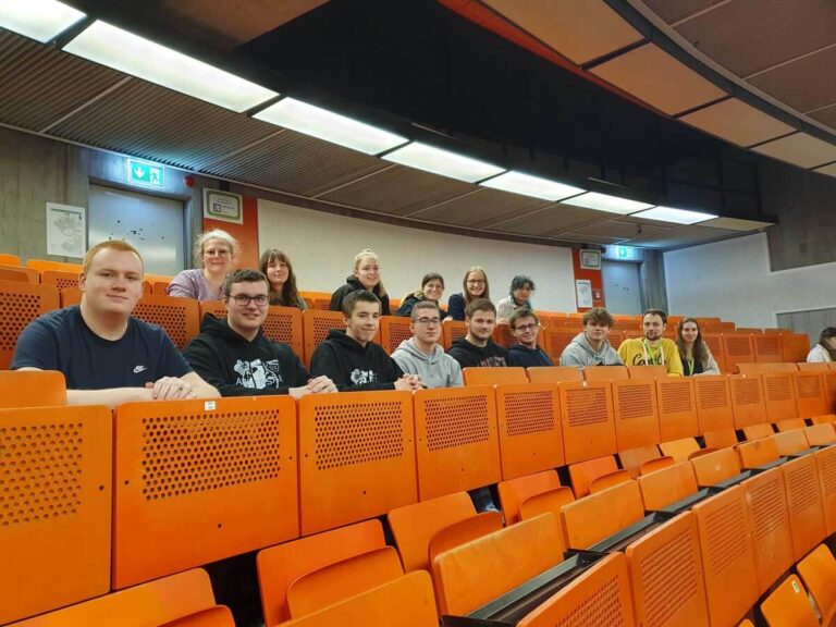 Die Jugendlichen des AFG erlebten an der TU Dortmund eine anspruchsvolle Vorlesung, in der sie inhaltliche Verknüpfungen zu ihrem Mathematik-Unterricht der Oberstufe herstellen konnten. Foto: privat