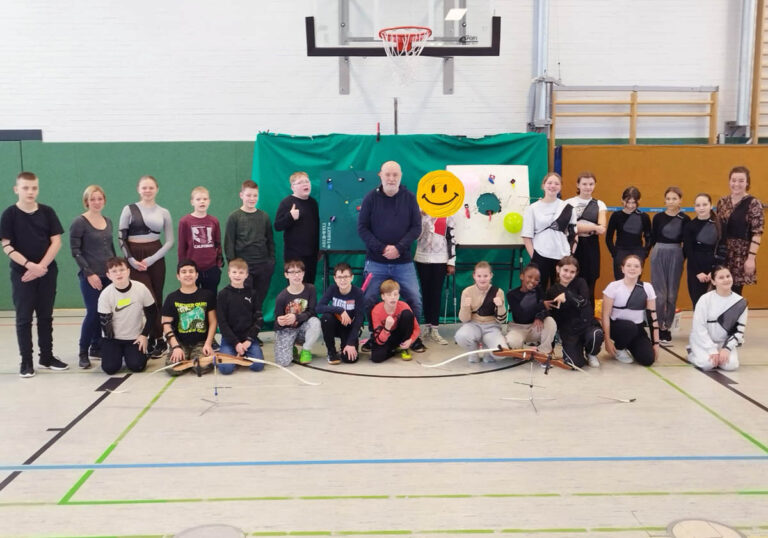 Als Belohnung für ihr Engagement durften die Schülerinnen und Schüler des sechsten Jahrgangs zum Bogenschießen. Foto: MSS