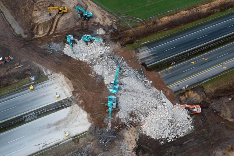Die Brückenabrissarbeiten sorgen noch bis Montagmorgen (6. Februar) für eine Vollsperrung der Autobahn 1 zwischen Ascheberg und Hiltrup. Foto: Kreativshooting/Thomas Schütte