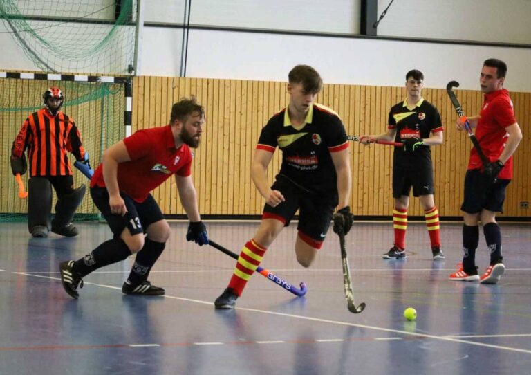 Bastian Zaremba (mitte) setzt sich elegant gegen einen Hülser durch. Hinten beobachtet Kollege Pascal Blomenkemper die Szene. Foto: Franziska Höper