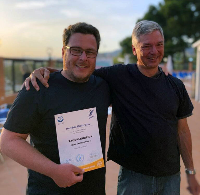 Hendrik Bickmann (links) hat die Tauchlehrer-Ausbildung erfolgreich abgeschlossen. Es gratuliert Peter Bredebusch. Foto: privat