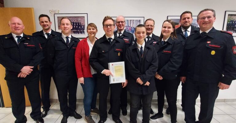 Thomas Temmann und sein Stellvertreter Jörg Mehringskötter konnten im Rahmen der Versammlung drei Beförderungen vornehmen. Foto: Feuerwehr Werne