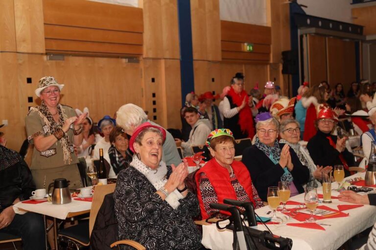 Ausgelassene Freude herrschte beim IWK-Seniorenkarneval im Kolpingsaal. Foto: Isabel Schütte