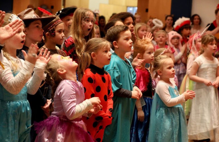 Ausverkauftes Haus beim Kinderkarneval der IWK