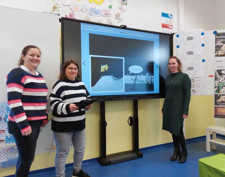 Die kommissarische Schulleiterin Cordula Stamm (2. von links), Lehrerin Nina Postler und Schulamtsleiterin Kathrin Kötter (rechts) stellten die Displays für die Kardinal-von-Galen-Schule vor. Foto: Wagner