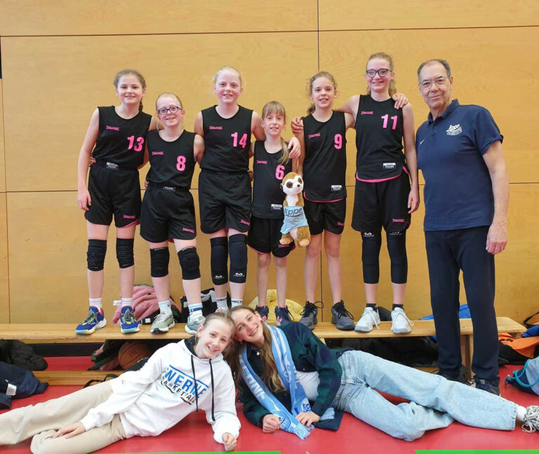 Die U12-Mädchen der LippeBaskets und Trainer Jens König durften wieder jubeln. Foto: privat