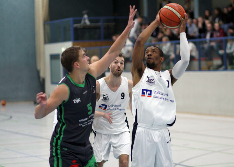 Anthony Hodge steuerte acht Punkte zum klaren Erfolg der LippeBaskets über Tabellenschlusslicht Adler Frintrop bei. Foto: Wagner