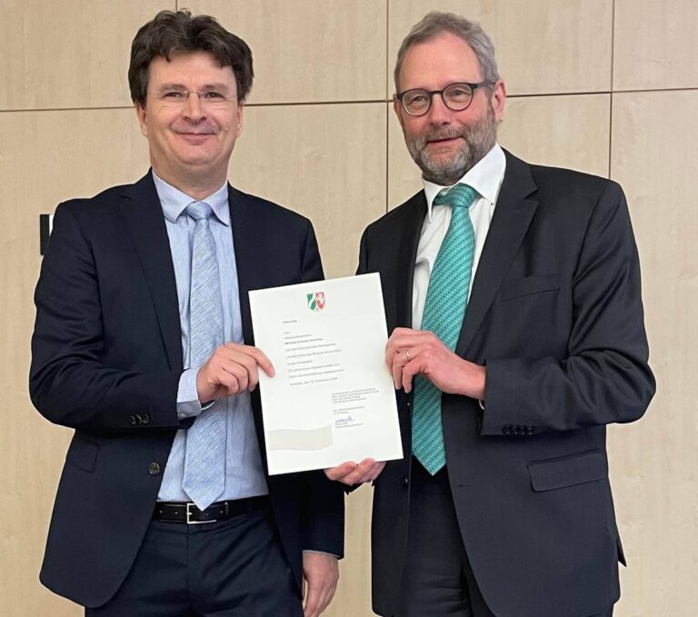 Michael Schulze Kersting, Lehrer aus Werne, wurde am Hellweg-Berufskolleg Unna in den Ruhestand verabschiedet. Foto: Matthias Rodax