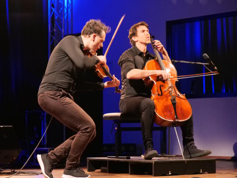 Rockig und rasant: Klemens Bittmann (Geige) und Matthias Bartolomey gingen beim Konzert der Musikfreunde in der Marga-Spiegel-Schule akustisch und körperlich an Grenzen. Foto: Schwarze