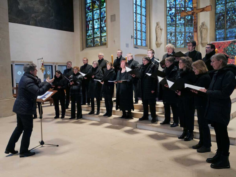 Mit seinem Konzert in St. Christophorus prangerte das Detmolder Vokalensemble zum Beginn der Fastenzeit Krieg und Zerstörung an. Foto: Schwarze